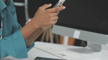 İş yerinde dizüstü bilgisayarda çalışan tasarımcı