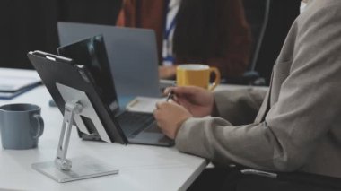 Ofiste çalışan iş adamları