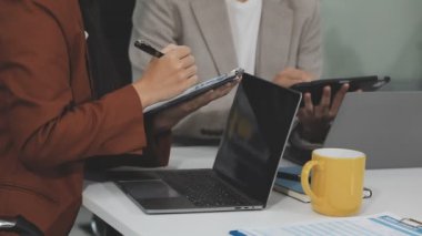 tablet bilgisayar kullanarak iş kadını