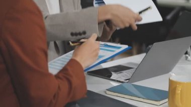 İşadamı dizüstü bilgisayarda çalışıyor.