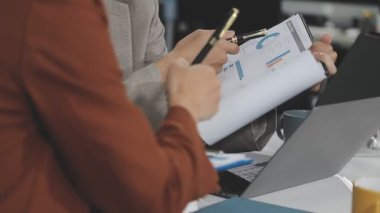 İş adamları bilgisayar üzerinde çalışıyor, tartışıyorlar ve beyin fırtınası yapıyorlar, takım çalışması konsepti