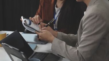 Modern bir ofiste iş ekibi toplantısı.