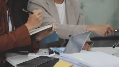 Birlikte ofiste çalışan iş kadınları.