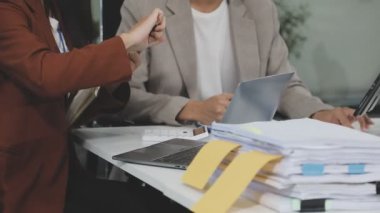 Genç işadamı ofiste dizüstü bilgisayarla çalışıyor..