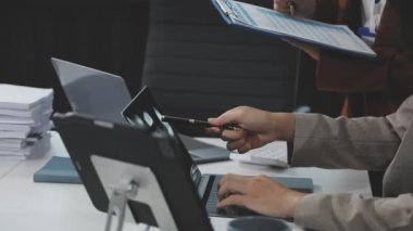 İş ekibi ofiste birlikte çalışıyor..