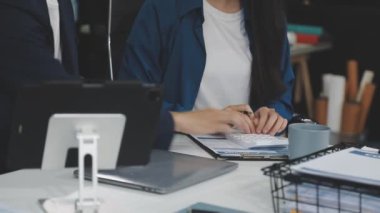 İş adamları ofiste toplanıyor.