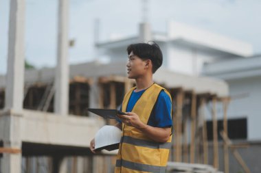 Sol el tableti tutarken işçi teftişi. Tablet kullanan müfettiş..