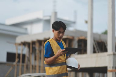 Sol el tableti tutarken işçi teftişi. Tablet kullanan müfettiş..