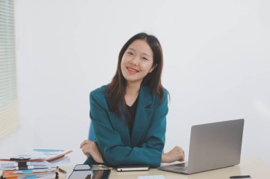 İnternette çalışmak ya da ödev yapmak için dizüstü bilgisayar sabit kulaklık kullanan genç bir kadının yaşam tarzı budur..