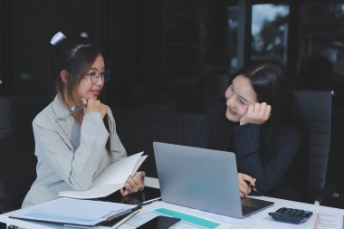 İş adamlarından oluşan bir ekip, pazarlama planı, piyasa araştırma raporları ve gelir istatistikleri, Mali ve Muhasebe kavramının verilerini analiz etmek üzere toplanıyor..