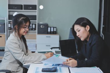 İş adamlarından oluşan bir ekip, pazarlama planı, piyasa araştırma raporları ve gelir istatistikleri, Mali ve Muhasebe kavramının verilerini analiz etmek üzere toplanıyor..