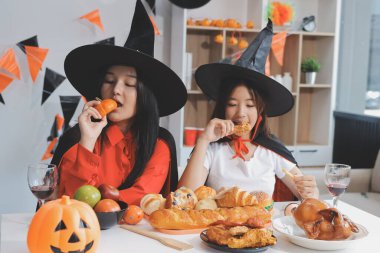 Arkadaşlık, tatil ve insanlar konsepti. Cadılar bayramı kostümlü bir grup mutlu gülen arkadaş. Vampir, şeytan, cadı ve çita.