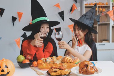 Arkadaşlık, tatil ve insanlar konsepti. Cadılar bayramı kostümlü bir grup mutlu gülen arkadaş. Vampir, şeytan, cadı ve çita.