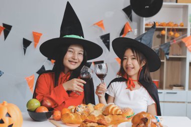 Arkadaşlık, tatil ve insanlar konsepti. Cadılar bayramı kostümlü bir grup mutlu gülen arkadaş. Vampir, şeytan, cadı ve çita.