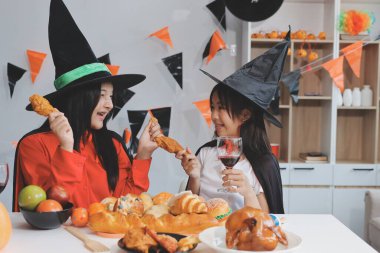 Arkadaşlık, tatil ve insanlar konsepti. Cadılar bayramı kostümlü bir grup mutlu gülen arkadaş. Vampir, şeytan, cadı ve çita.