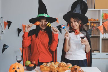 Arkadaşlık, tatil ve insanlar konsepti. Cadılar bayramı kostümlü bir grup mutlu gülen arkadaş. Vampir, şeytan, cadı ve çita.