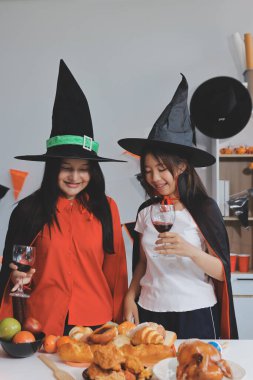 Arkadaşlık, tatil ve insanlar konsepti. Cadılar bayramı kostümlü bir grup mutlu gülen arkadaş. Vampir, şeytan, cadı ve çita.