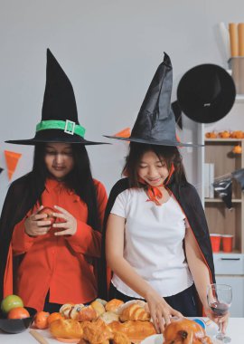 Arkadaşlık, tatil ve insanlar konsepti. Cadılar bayramı kostümlü bir grup mutlu gülen arkadaş. Vampir, şeytan, cadı ve çita.