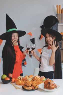 Arkadaşlık, tatil ve insanlar konsepti. Cadılar bayramı kostümlü bir grup mutlu gülen arkadaş. Vampir, şeytan, cadı ve çita.