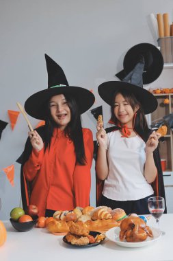 Arkadaşlık, tatil ve insanlar konsepti. Cadılar bayramı kostümlü bir grup mutlu gülen arkadaş. Vampir, şeytan, cadı ve çita.