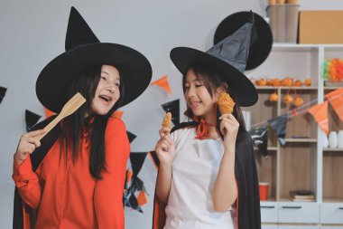 Arkadaşlık, tatil ve insanlar konsepti. Cadılar bayramı kostümlü bir grup mutlu gülen arkadaş. Vampir, şeytan, cadı ve çita.