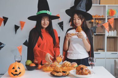 Arkadaşlık, tatil ve insanlar konsepti. Cadılar bayramı kostümlü bir grup mutlu gülen arkadaş. Vampir, şeytan, cadı ve çita.