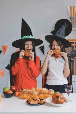 Arkadaşlık, tatil ve insanlar konsepti. Cadılar bayramı kostümlü bir grup mutlu gülen arkadaş. Vampir, şeytan, cadı ve çita.