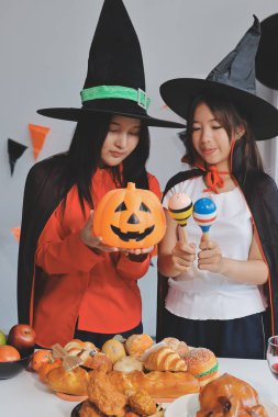 Arkadaşlık, tatil ve insanlar konsepti. Cadılar bayramı kostümlü bir grup mutlu gülen arkadaş. Vampir, şeytan, cadı ve çita.