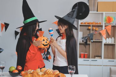 Arkadaşlık, tatil ve insanlar konsepti. Cadılar bayramı kostümlü bir grup mutlu gülen arkadaş. Vampir, şeytan, cadı ve çita.