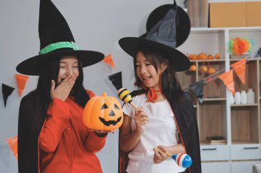 Arkadaşlık, tatil ve insanlar konsepti. Cadılar bayramı kostümlü bir grup mutlu gülen arkadaş. Vampir, şeytan, cadı ve çita.