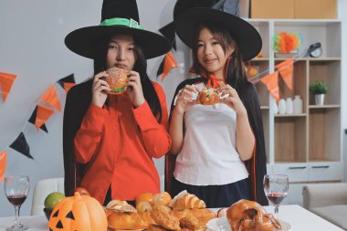 Arkadaşlık, tatil ve insanlar konsepti. Cadılar bayramı kostümlü bir grup mutlu gülen arkadaş. Vampir, şeytan, cadı ve çita.