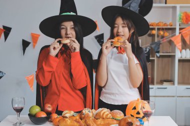 Arkadaşlık, tatil ve insanlar konsepti. Cadılar bayramı kostümlü bir grup mutlu gülen arkadaş. Vampir, şeytan, cadı ve çita.