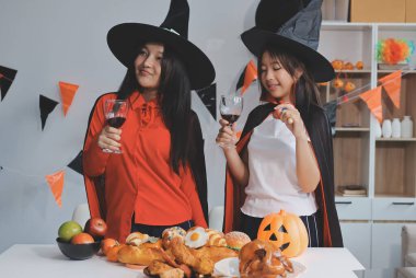 Arkadaşlık, tatil ve insanlar konsepti. Cadılar bayramı kostümlü bir grup mutlu gülen arkadaş. Vampir, şeytan, cadı ve çita.