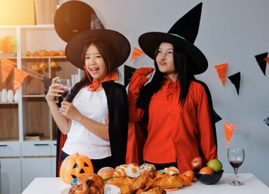 Arkadaşlık, tatil ve insanlar konsepti. Cadılar bayramı kostümlü bir grup mutlu gülen arkadaş. Vampir, şeytan, cadı ve çita.