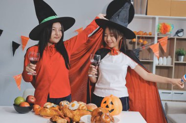 Arkadaşlık, tatil ve insanlar konsepti. Cadılar bayramı kostümlü bir grup mutlu gülen arkadaş. Vampir, şeytan, cadı ve çita.