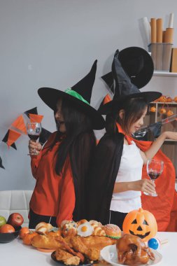 Arkadaşlık, tatil ve insanlar konsepti. Cadılar bayramı kostümlü bir grup mutlu gülen arkadaş. Vampir, şeytan, cadı ve çita.