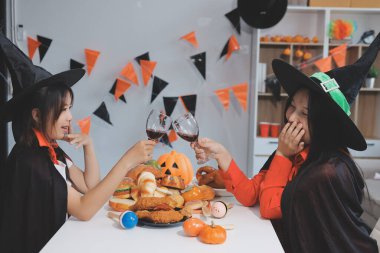 Arkadaşlık, tatil ve insanlar konsepti. Cadılar bayramı kostümlü bir grup mutlu gülen arkadaş. Vampir, şeytan, cadı ve çita.