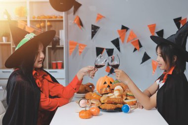 Arkadaşlık, tatil ve insanlar konsepti. Cadılar bayramı kostümlü bir grup mutlu gülen arkadaş. Vampir, şeytan, cadı ve çita.