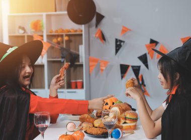 Arkadaşlık, tatil ve insanlar konsepti. Cadılar bayramı kostümlü bir grup mutlu gülen arkadaş. Vampir, şeytan, cadı ve çita.