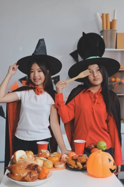 Arkadaşlık, tatil ve insanlar konsepti. Cadılar bayramı kostümlü bir grup mutlu gülen arkadaş. Vampir, şeytan, cadı ve çita.