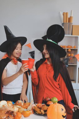 Arkadaşlık, tatil ve insanlar konsepti. Cadılar bayramı kostümlü bir grup mutlu gülen arkadaş. Vampir, şeytan, cadı ve çita.