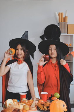 Arkadaşlık, tatil ve insanlar konsepti. Cadılar bayramı kostümlü bir grup mutlu gülen arkadaş. Vampir, şeytan, cadı ve çita.