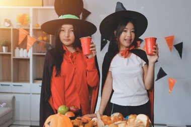 Arkadaşlık, tatil ve insanlar konsepti. Cadılar bayramı kostümlü bir grup mutlu gülen arkadaş. Vampir, şeytan, cadı ve çita.