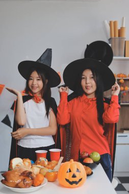 Arkadaşlık, tatil ve insanlar konsepti. Cadılar bayramı kostümlü bir grup mutlu gülen arkadaş. Vampir, şeytan, cadı ve çita.