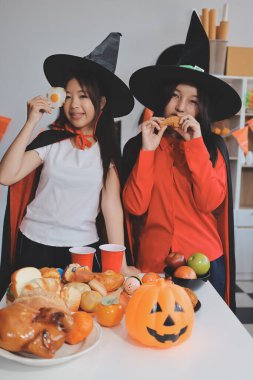 Arkadaşlık, tatil ve insanlar konsepti. Cadılar bayramı kostümlü bir grup mutlu gülen arkadaş. Vampir, şeytan, cadı ve çita.