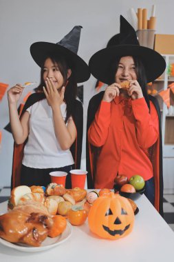 Arkadaşlık, tatil ve insanlar konsepti. Cadılar bayramı kostümlü bir grup mutlu gülen arkadaş. Vampir, şeytan, cadı ve çita.