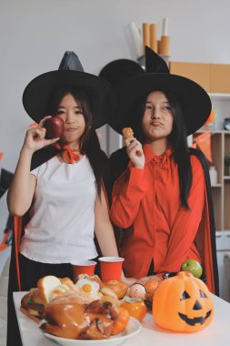 Arkadaşlık, tatil ve insanlar konsepti. Cadılar bayramı kostümlü bir grup mutlu gülen arkadaş. Vampir, şeytan, cadı ve çita.