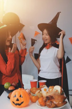 Arkadaşlık, tatil ve insanlar konsepti. Cadılar bayramı kostümlü bir grup mutlu gülen arkadaş. Vampir, şeytan, cadı ve çita.