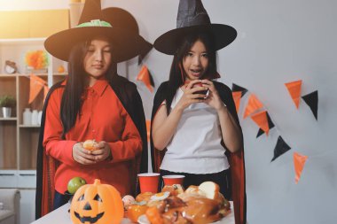 Arkadaşlık, tatil ve insanlar konsepti. Cadılar bayramı kostümlü bir grup mutlu gülen arkadaş. Vampir, şeytan, cadı ve çita.