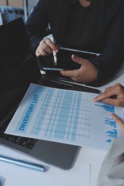 İş adamlarından oluşan bir ekip, pazarlama planı, piyasa araştırma raporları ve gelir istatistikleri, Mali ve Muhasebe kavramının verilerini analiz etmek üzere toplanıyor..